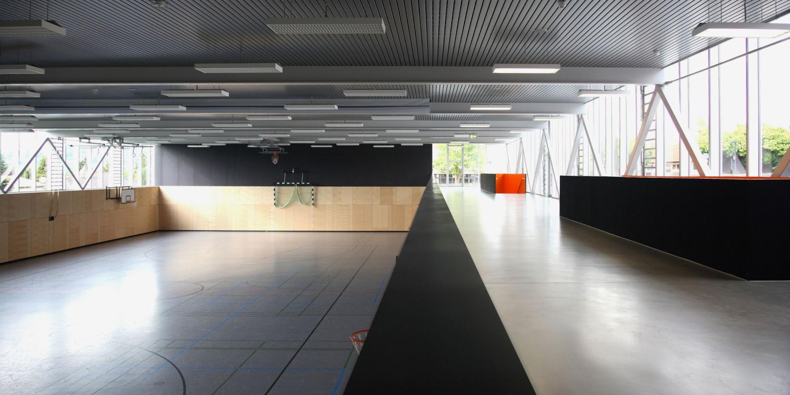 Mehrfachsporthalle, Großfeld mit Zuschauergalerie
