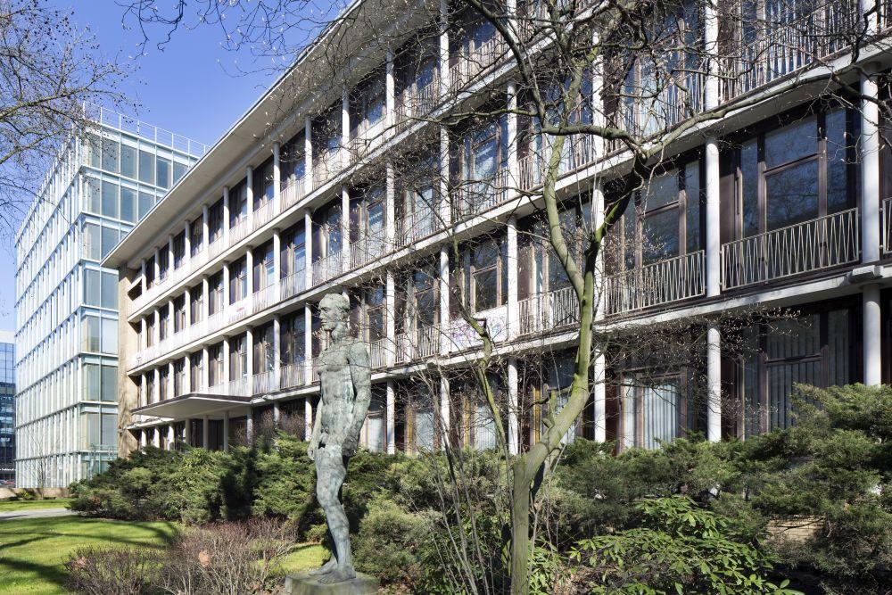Drahthaus mit grünem Vorbereich