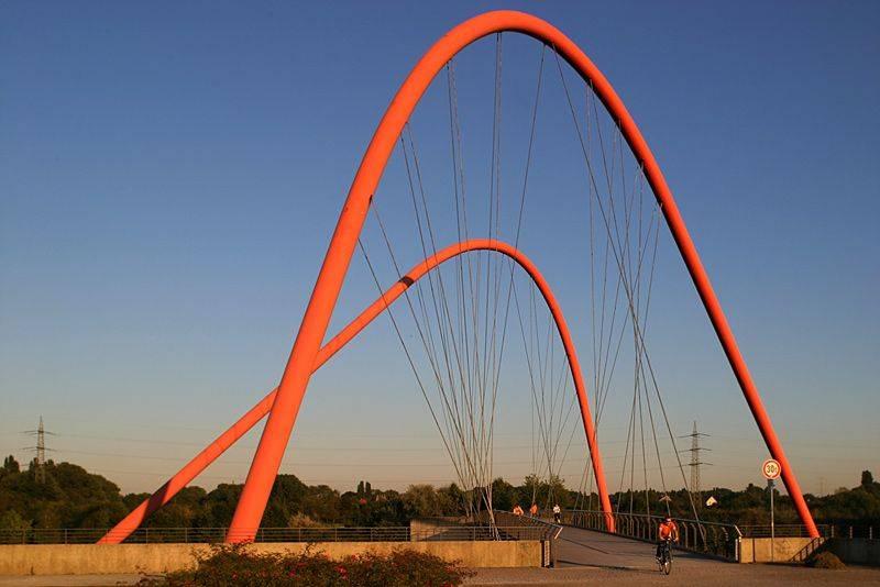 Ansicht Doppelbogenbrücke aus der Fußgängerperspektive