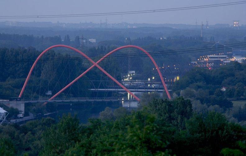 Doppelbogenbrücke, von der Schurenbachhalde aus gesehen.