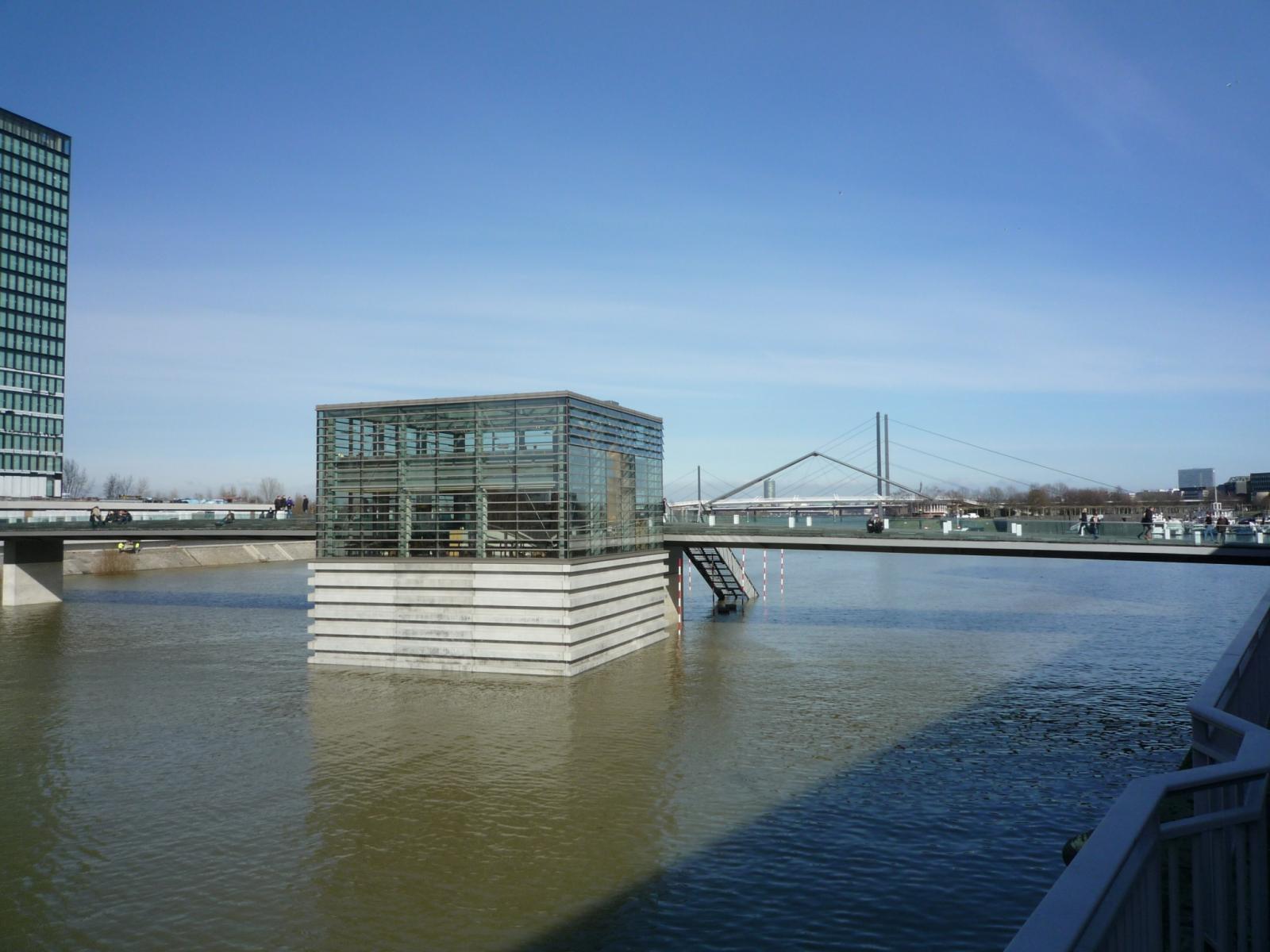 Brücke über den Handelshafen mit Glaskubus