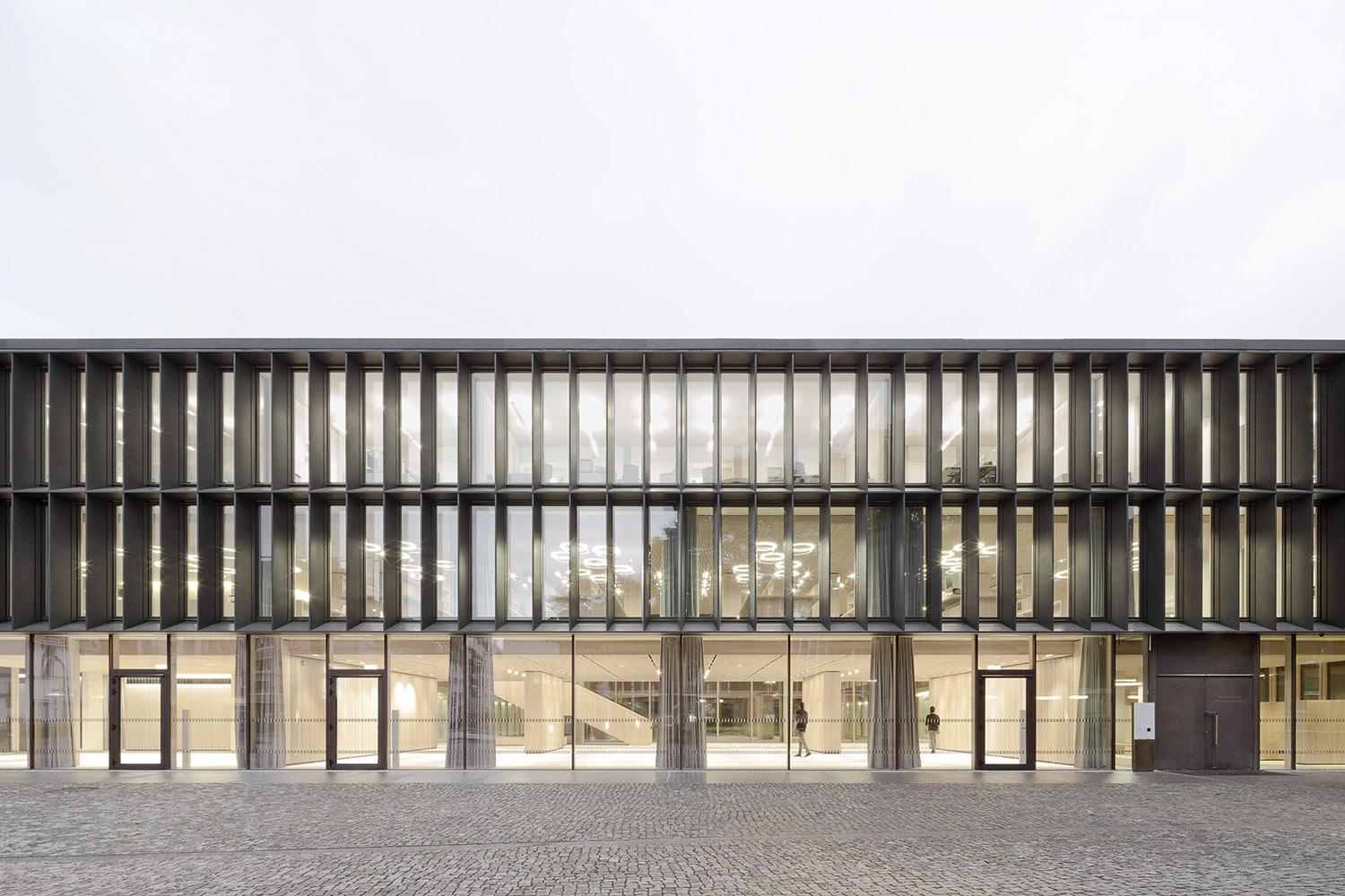 Historisches Archiv und Rheinisches Bildarchiv Köln, Haupteingang mit Vorplatz