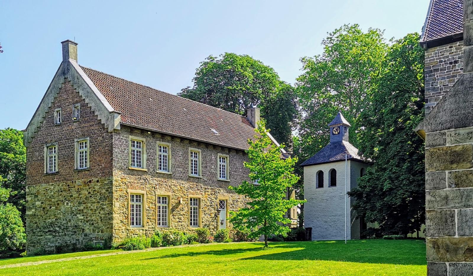 Altes Pastorat mit Glockenturm