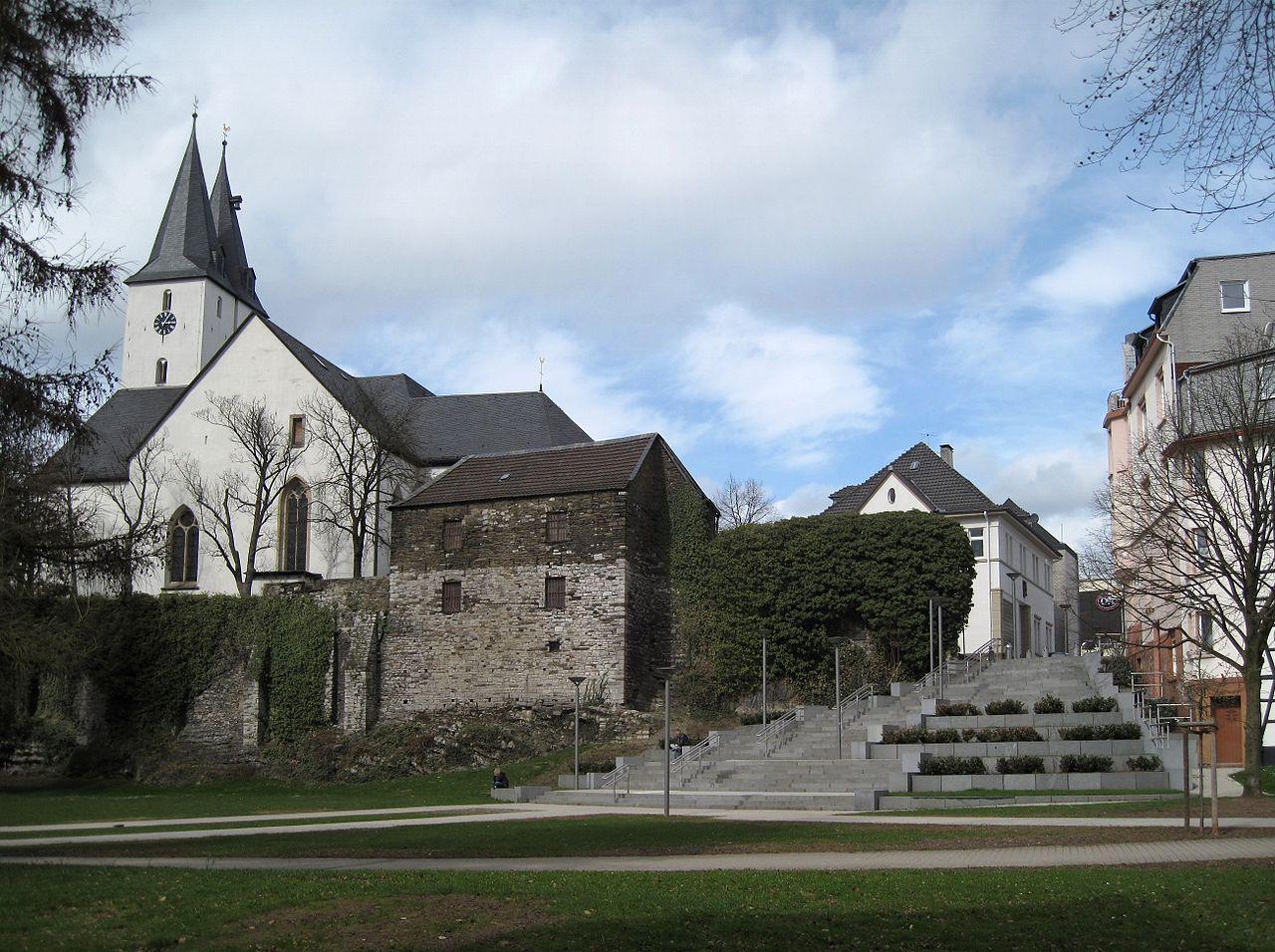 Oberste Stadtkirche mit Stadtmauerresten, Burgmannshaus und Treppenanlage
