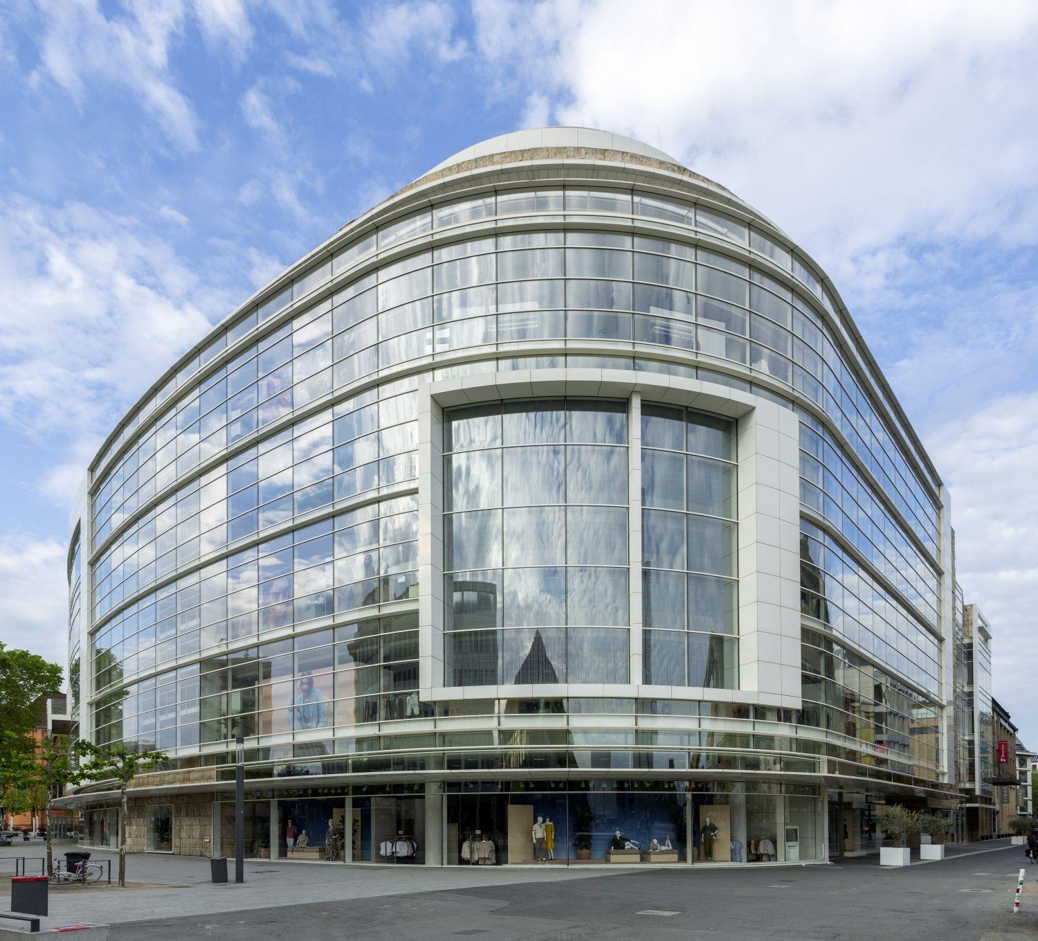 Geschwungene Fassade von Peek & Cloppenburg in Düsseldorf
