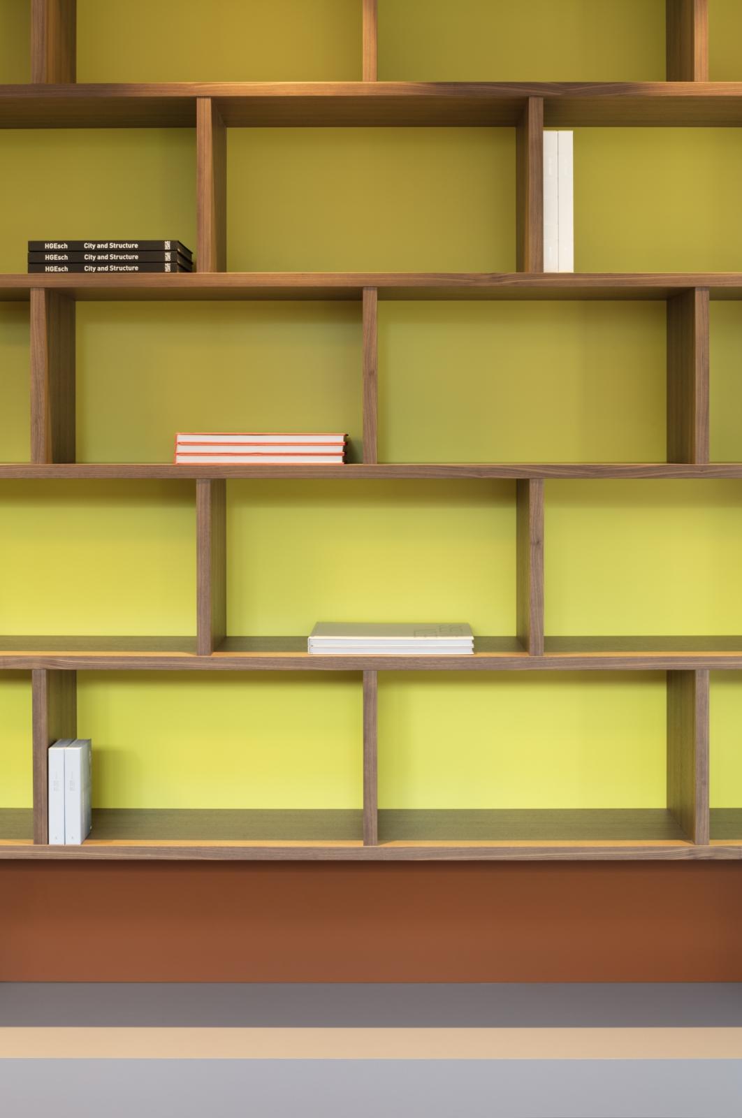 Detail Bücherschrank mit gelben Akzenten
