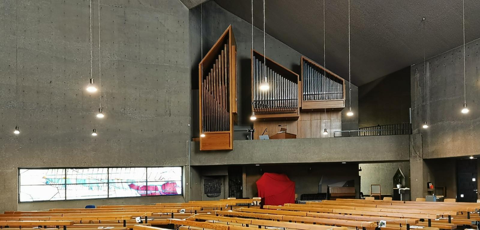Blick auf die Orgel in St. Hubertus Aachen