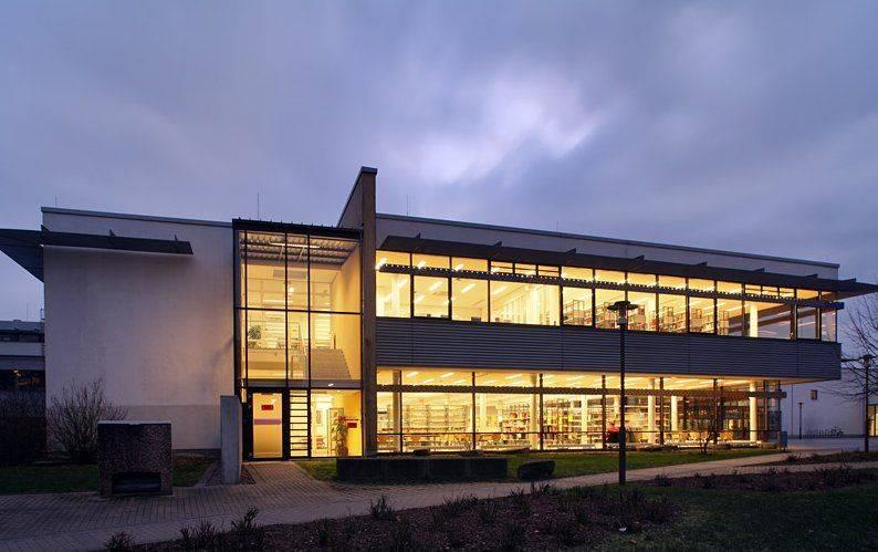 Bibliothek in der Dämmerung
