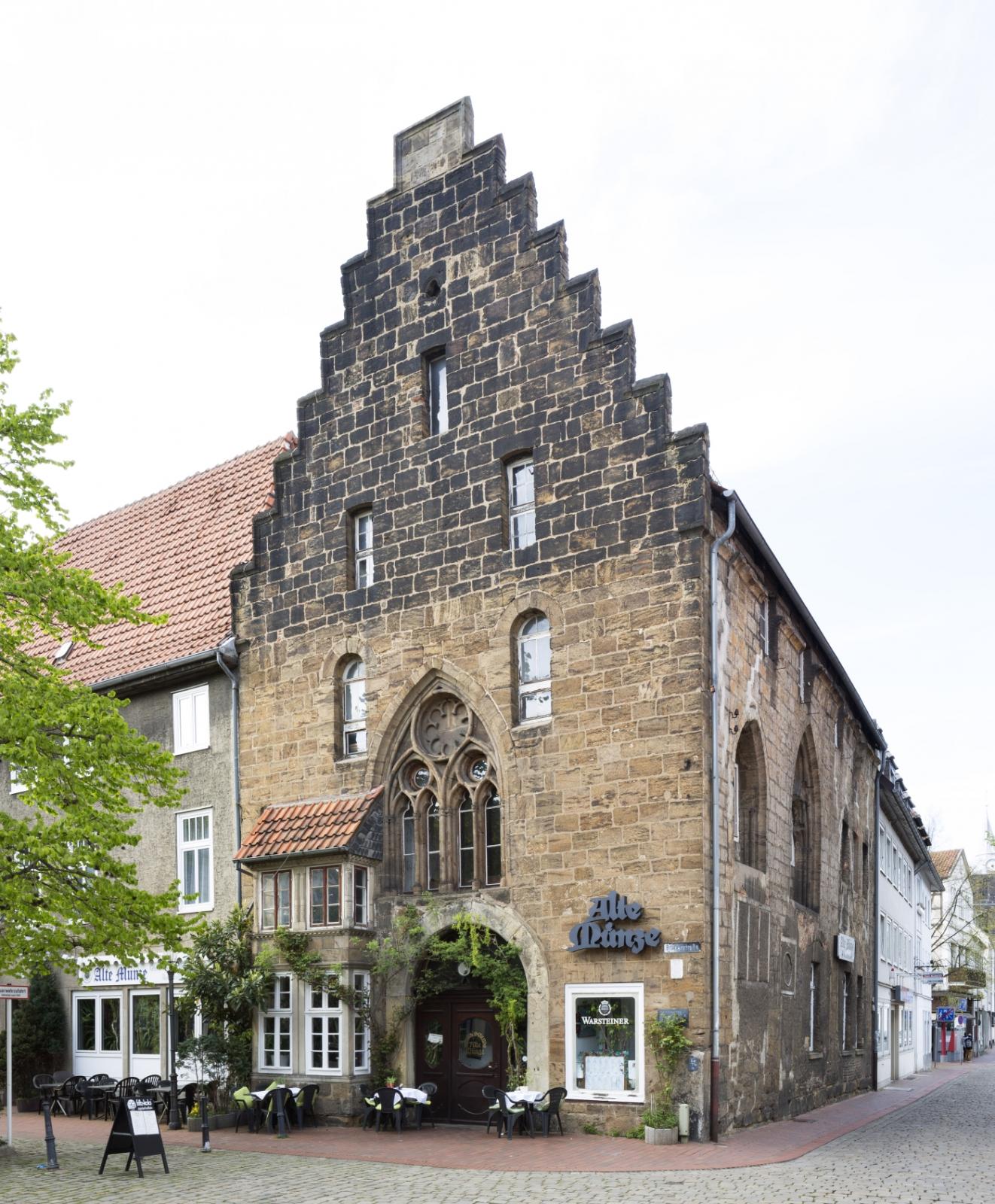 Frontansicht mit Treppengiebel