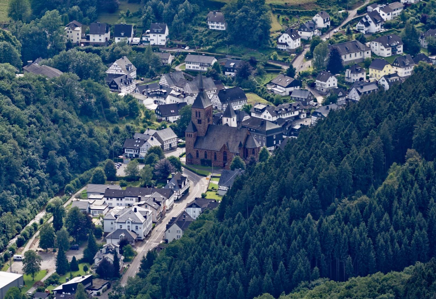 Luftbild St. Peter und Paul Kirchhundem