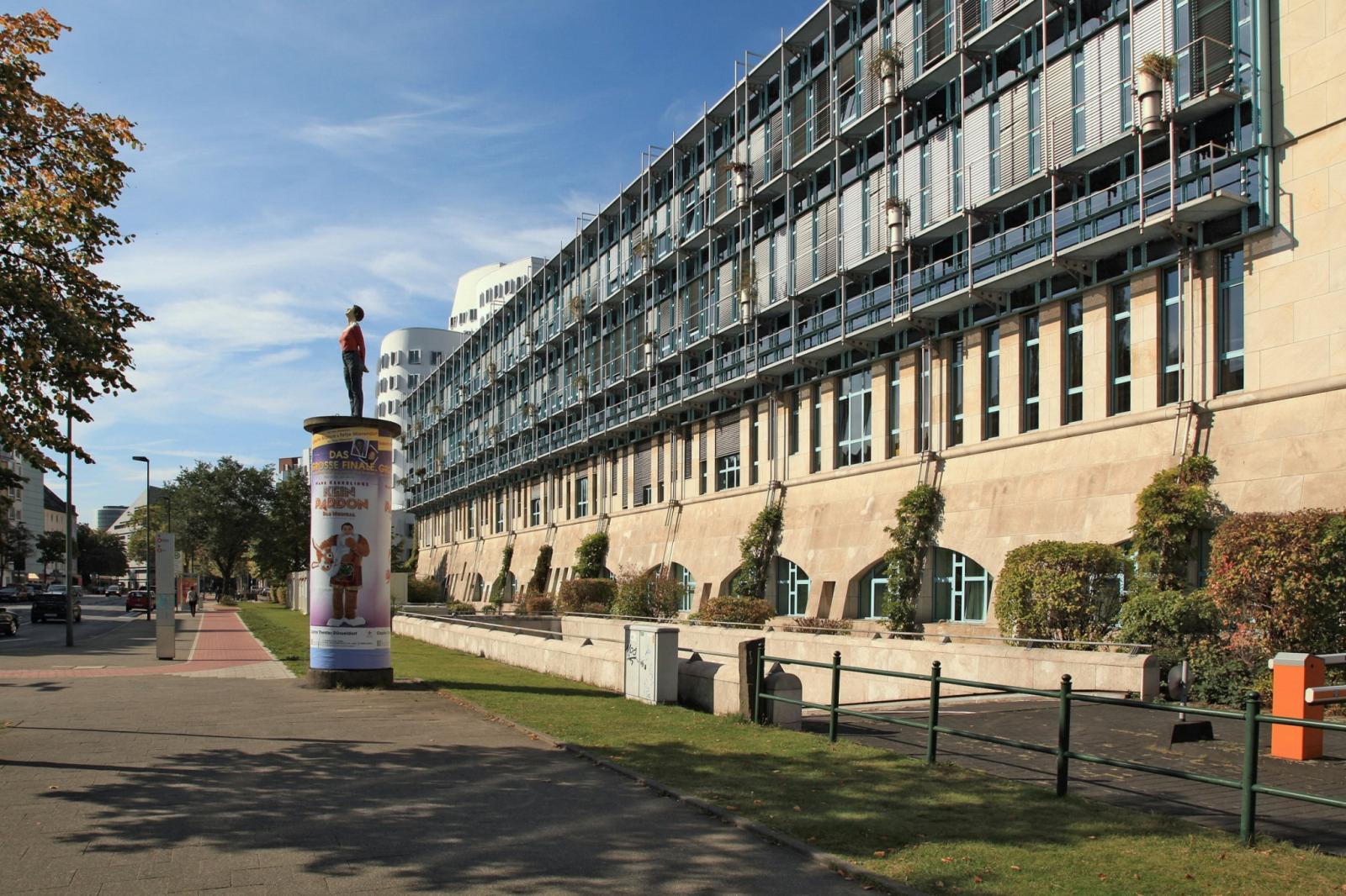 Straßenansicht WDR Studio Düsseldorf mit Säulenheiliger auf Litfaßsäule