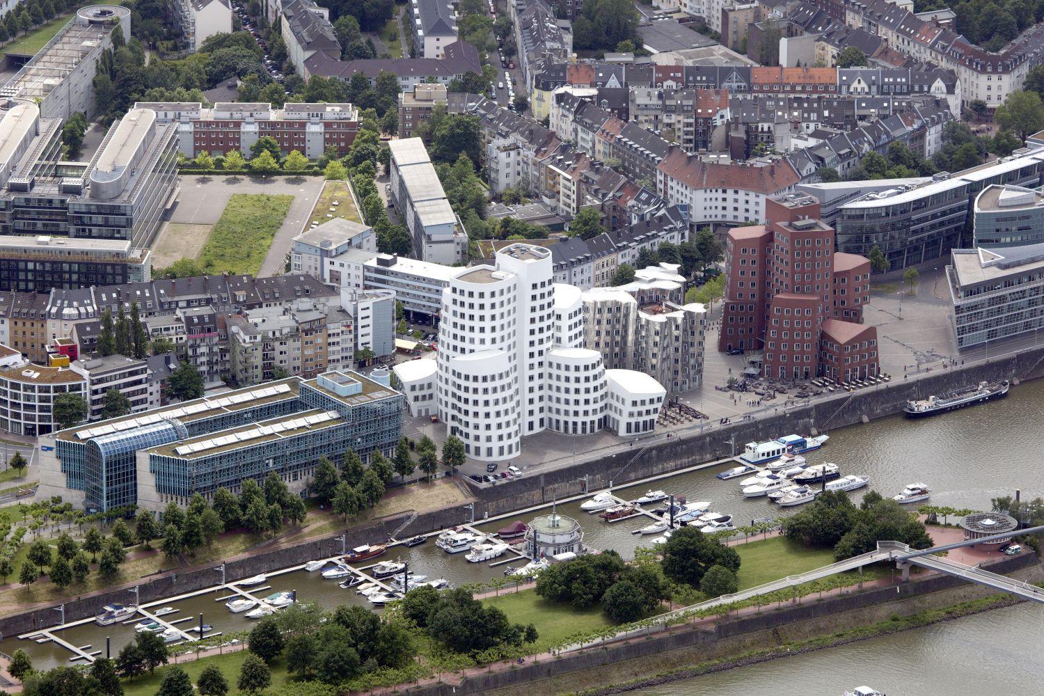 Luftbild Hafenbecken mit WDR Landesstudio und neuem Zollhof