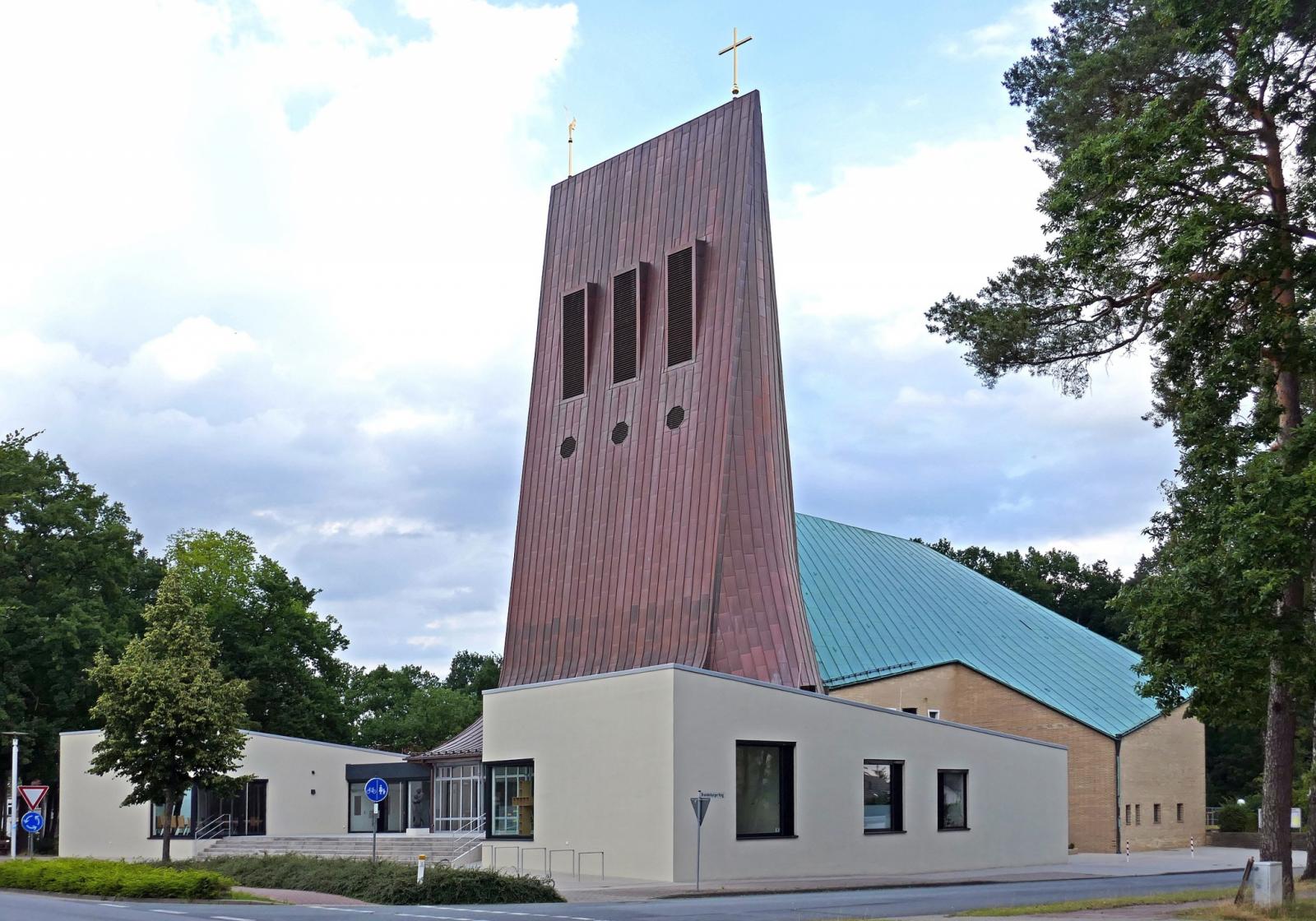 Thomaskirche mit neuem Gemeindehaus "Thomas-Zentrum" von 2022