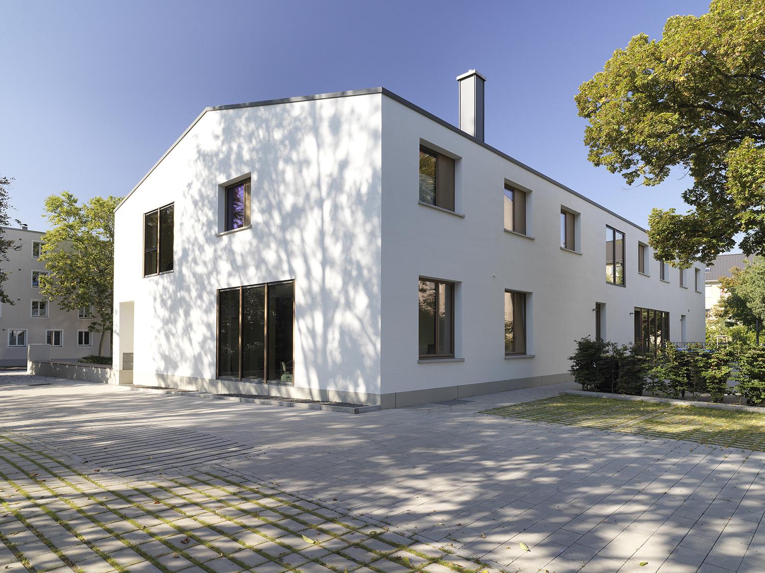 Nordfassade mit Eingang Wohnungen und Zugang zu Gemeinschaftsräumen