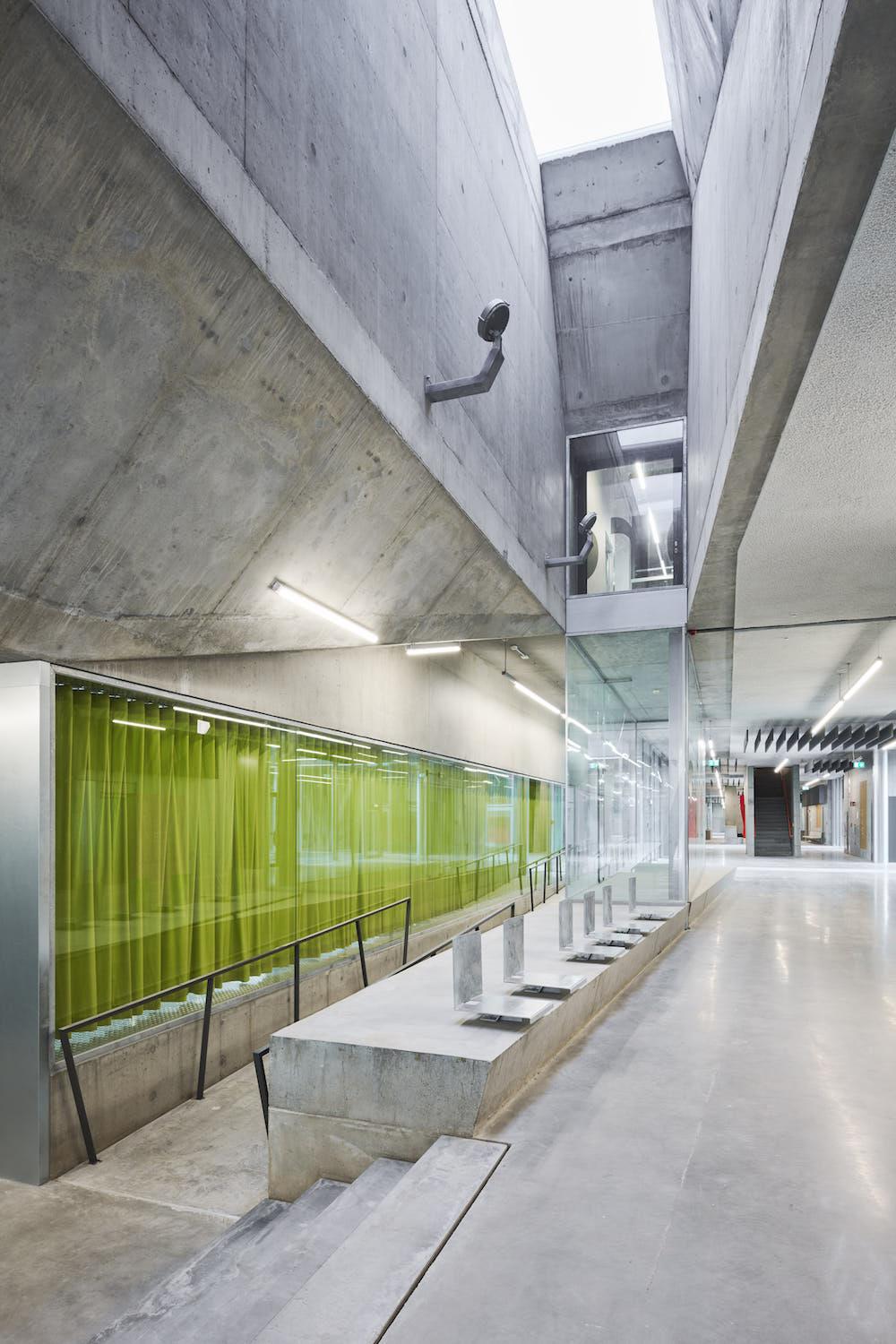 Atrium Haupteingang