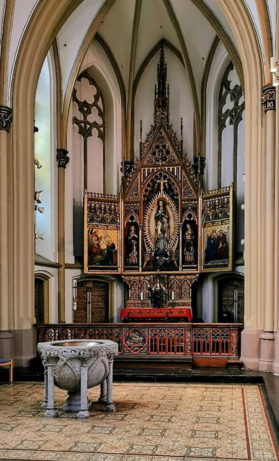 Seitenaltar mit Taufbecken von 1290