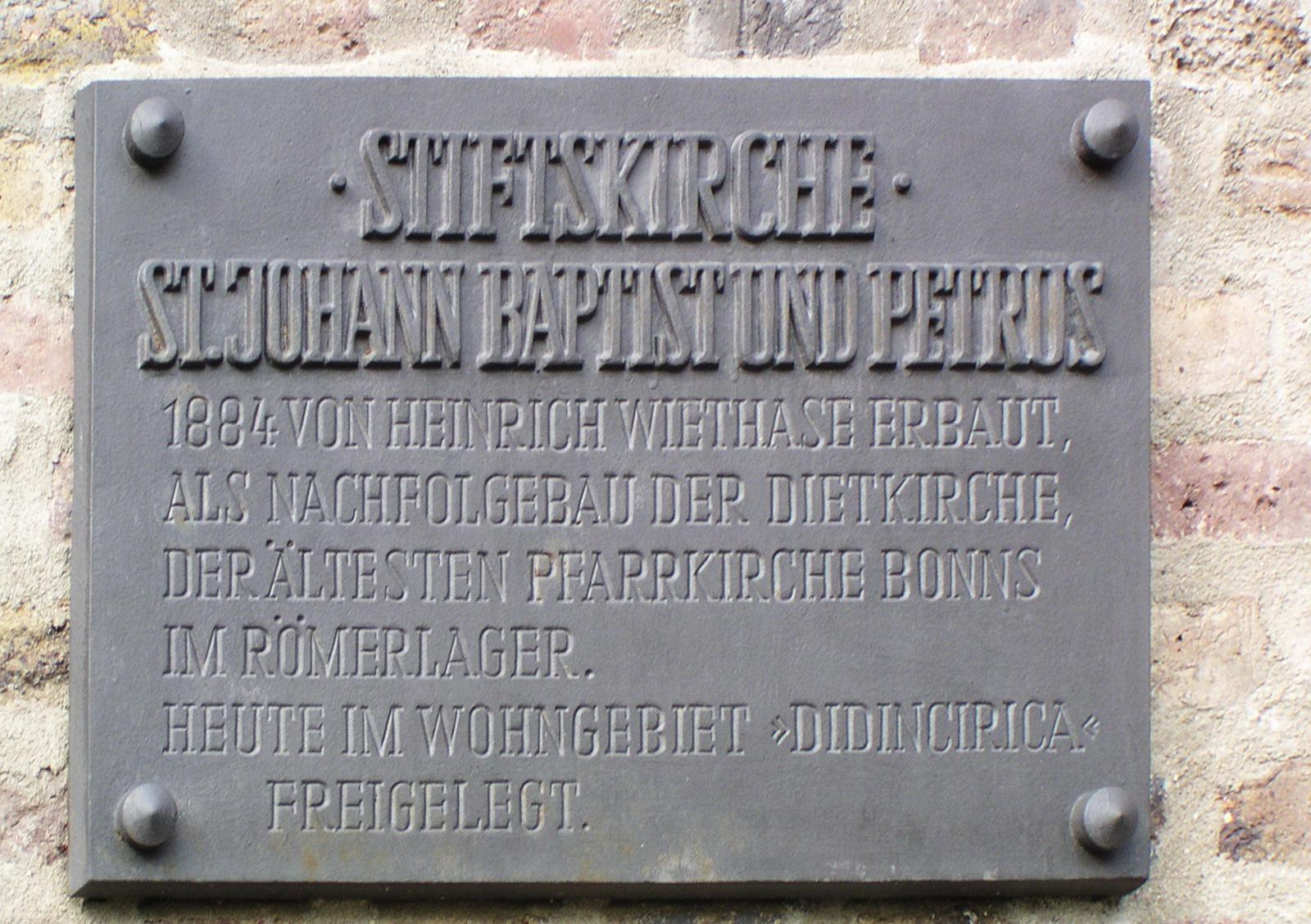 Tafel mit Inschrift an der Kirche