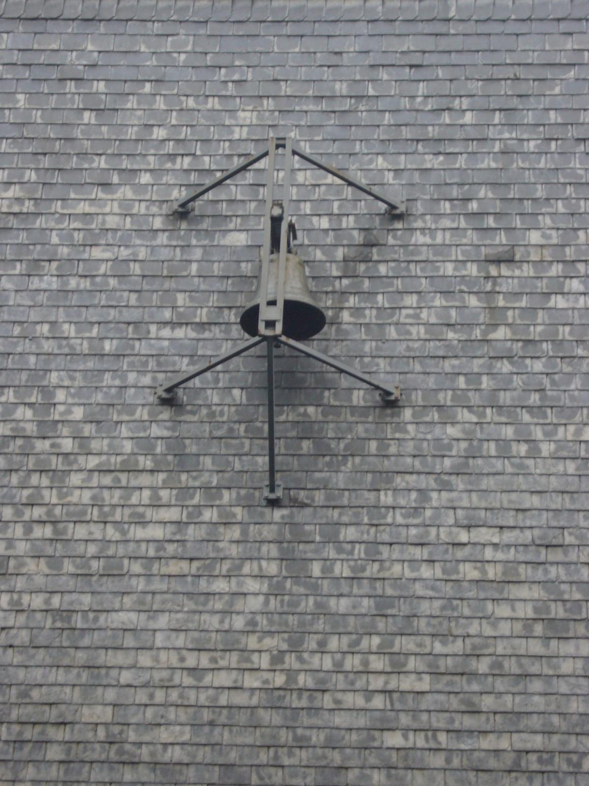 Detailansicht Glocke an der Fassade von St. Helena Bonn