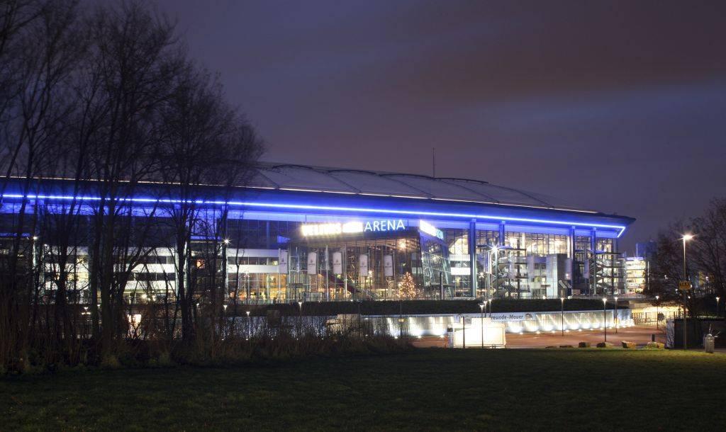 Fußballstadion bei Nacht