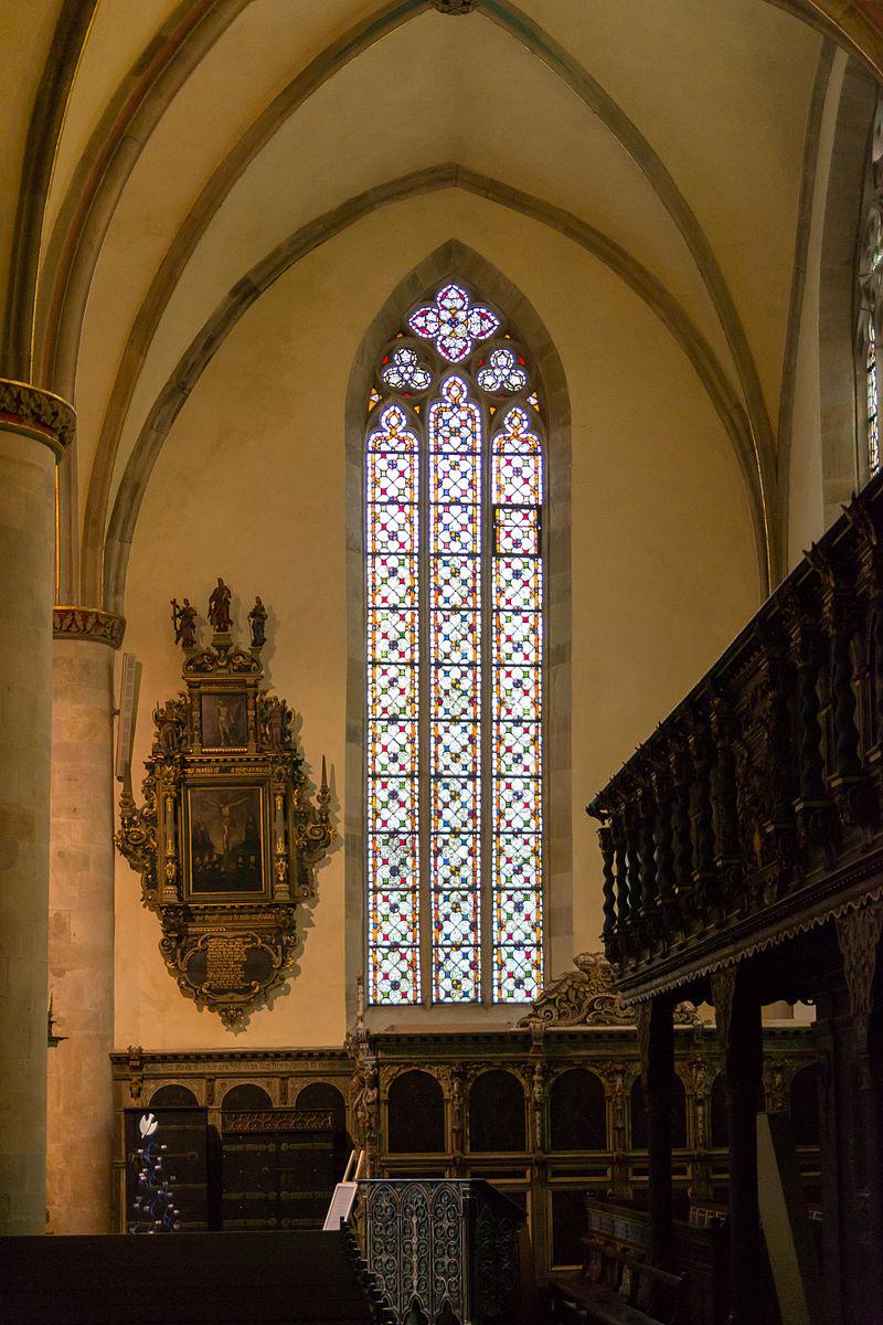 Buntglasfenster und Epitaph