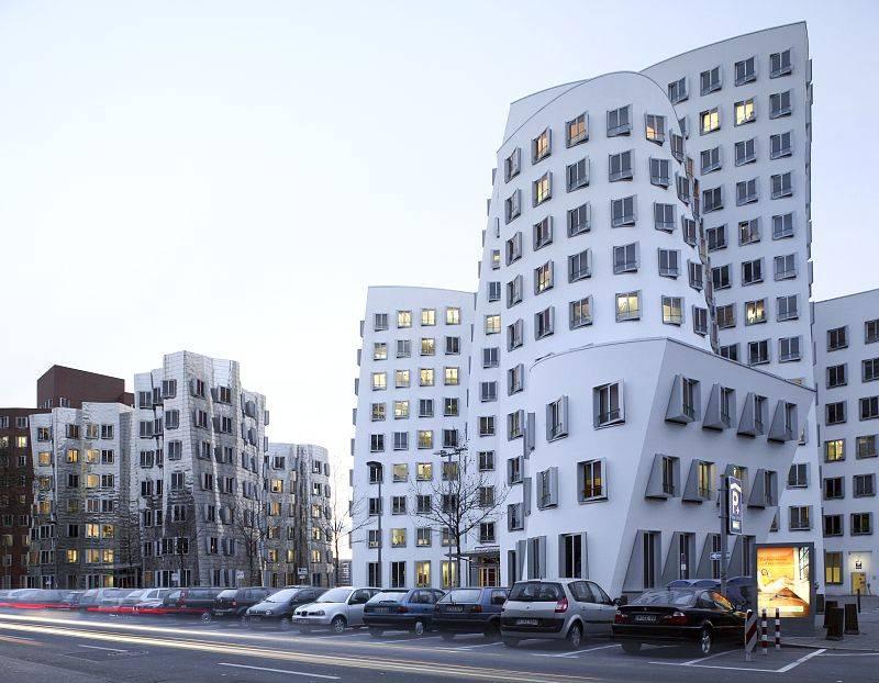 Straßenfront Neuer Zollhof