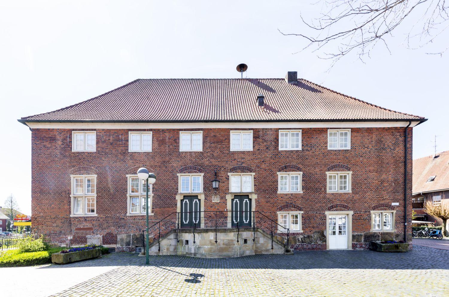 Nordostansicht mit Treppenvorbau und gedoppeltem Eingang