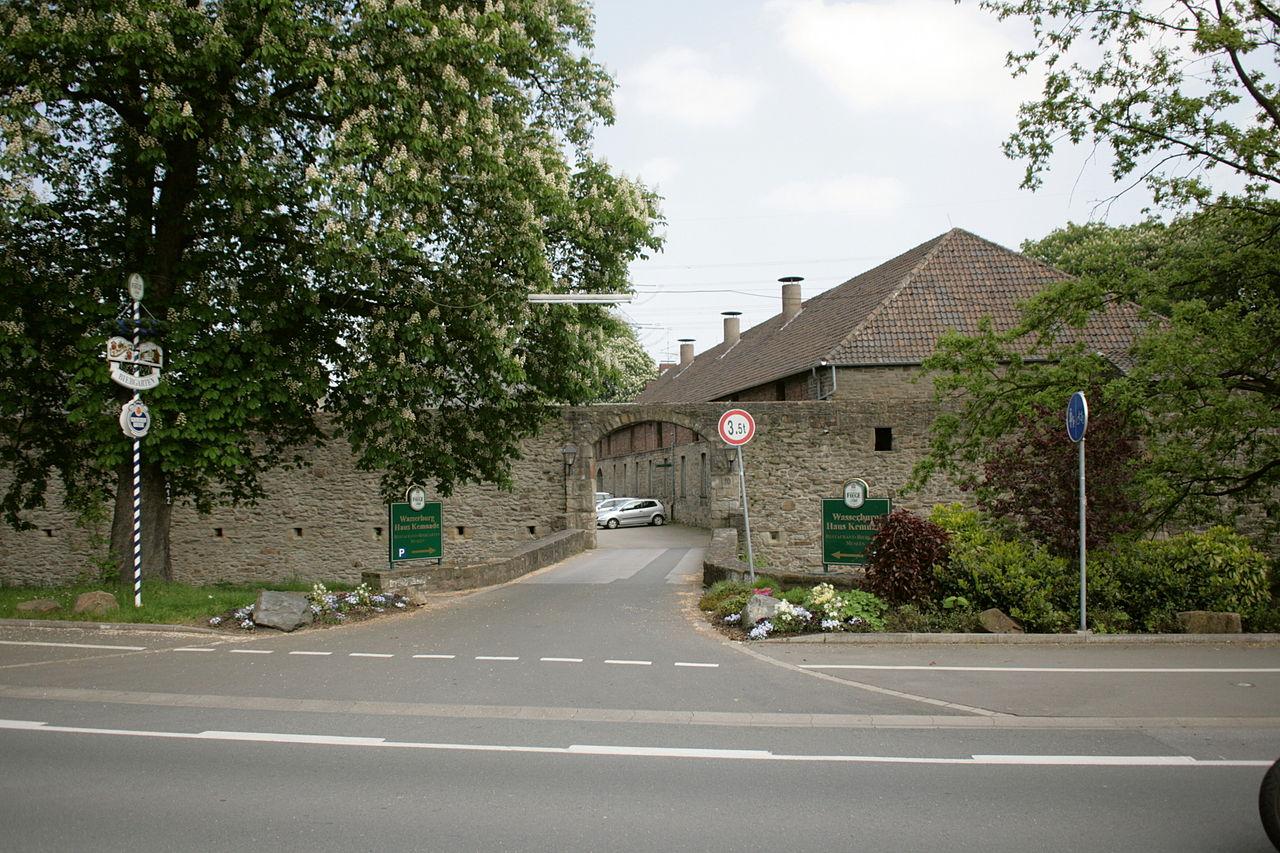 Zufahrt zum Vorhof von Westen
