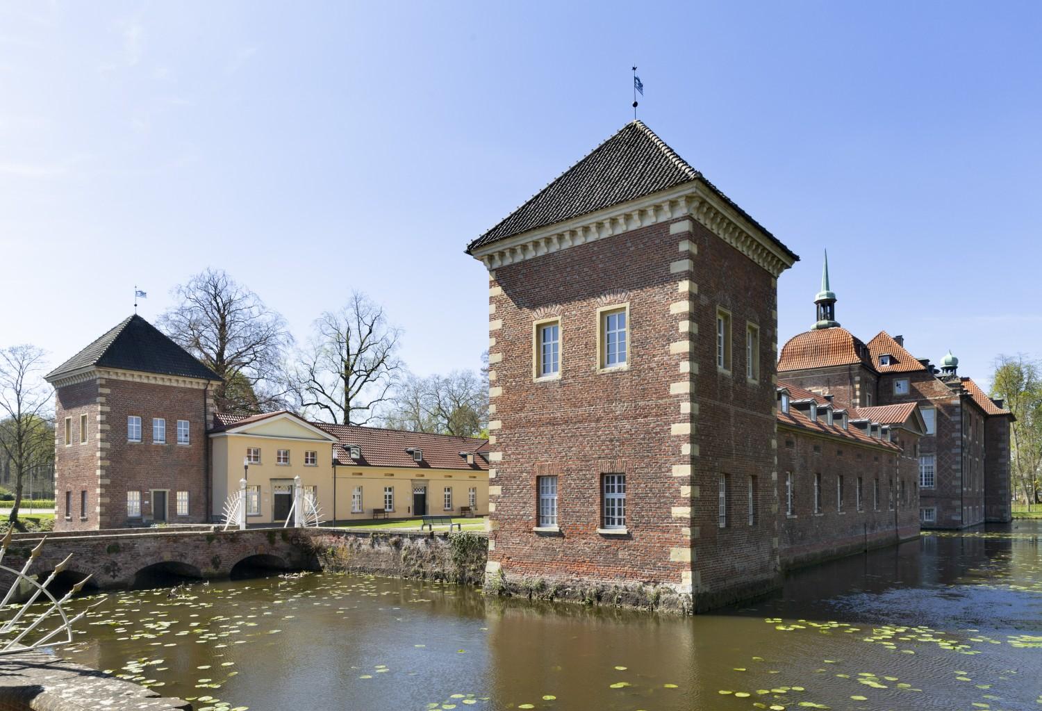 Nordostansicht mit Wassergraben