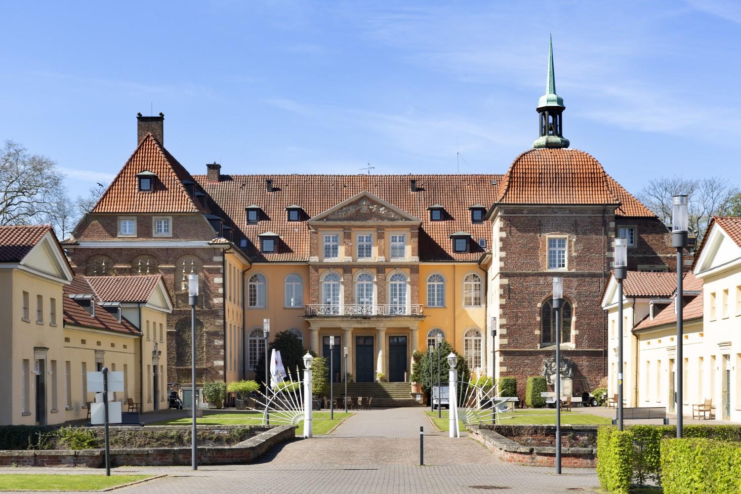 Hauptgebäude Ostansicht
