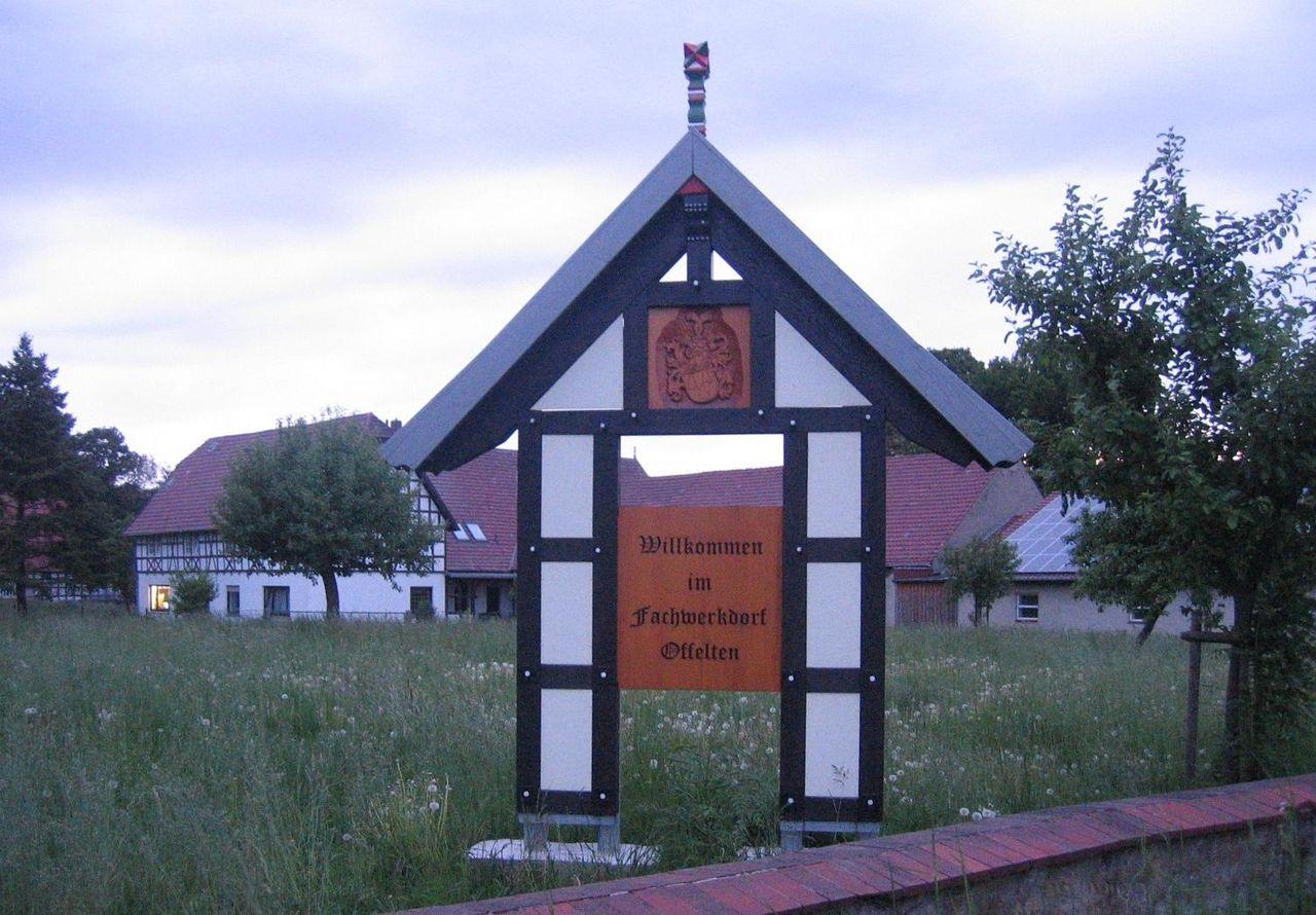 Eingangsschild Fachwerkdorf Offelten in Preußisch Oldendorf