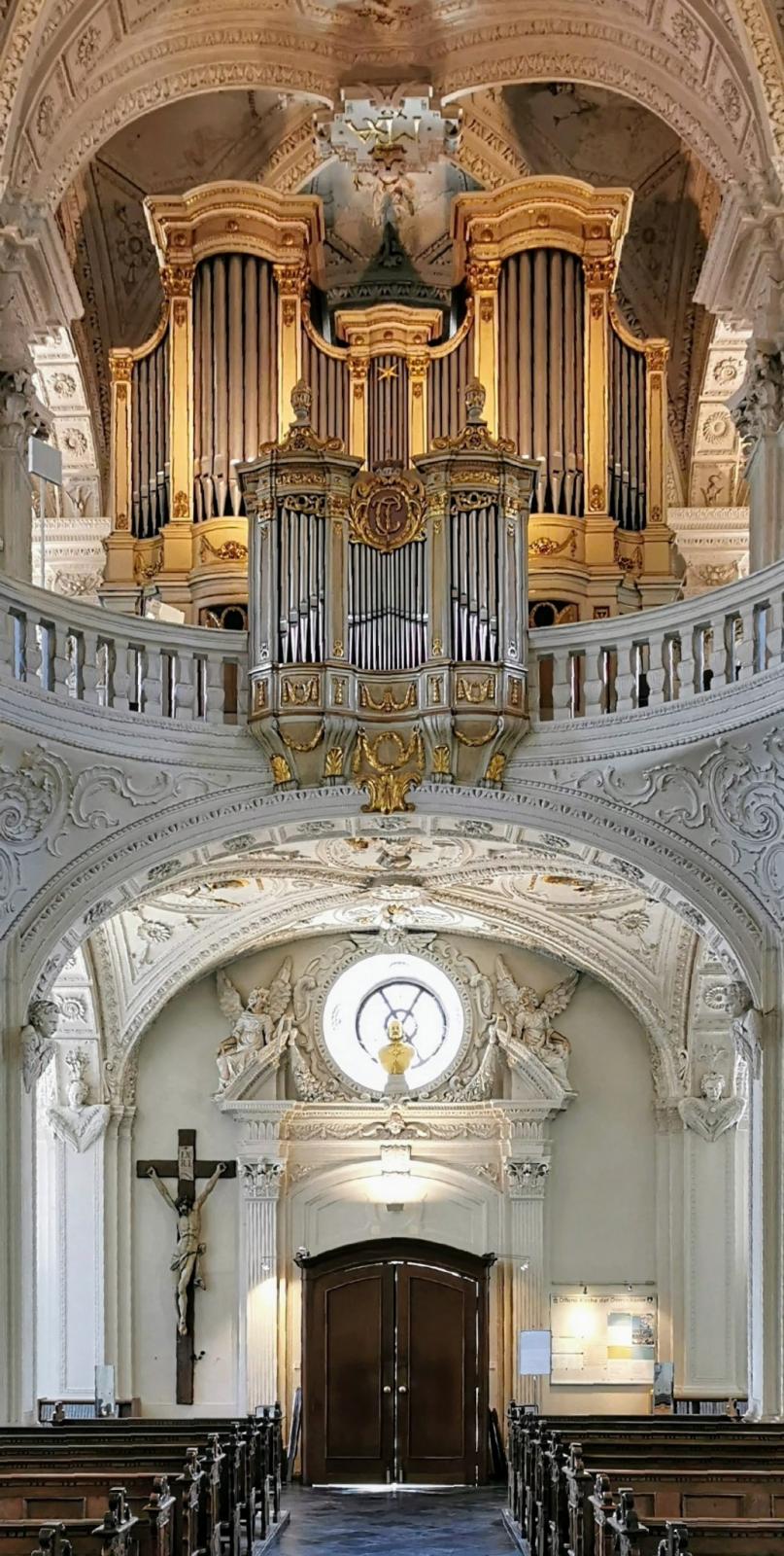 Eingangsportal mit Orgelempore