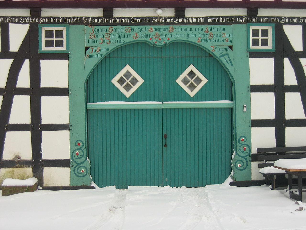 Deelentorgestell mit Inschrift
