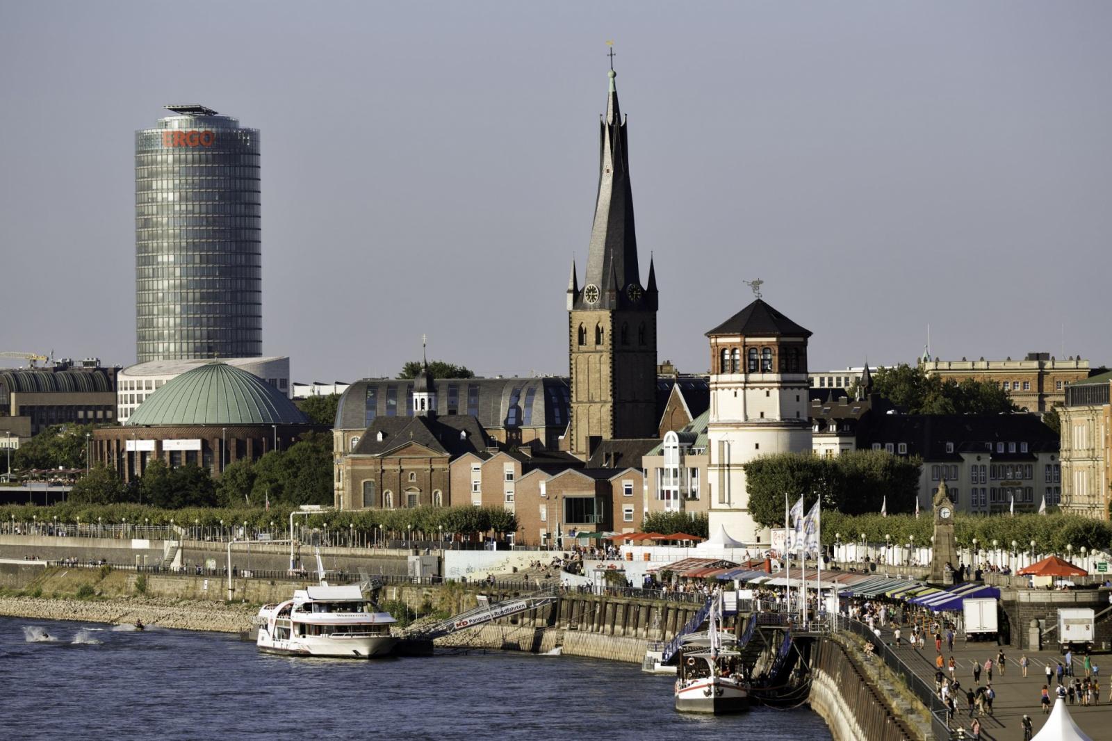 Tonhalle am Rheinufer als Teil der Stadtsilhouette