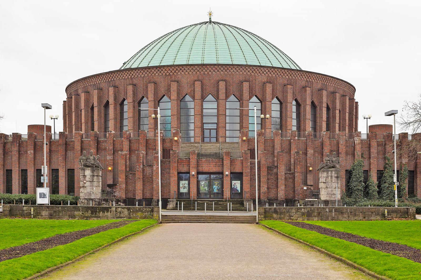 Blick vom Ehrenhof zur Tonhalle