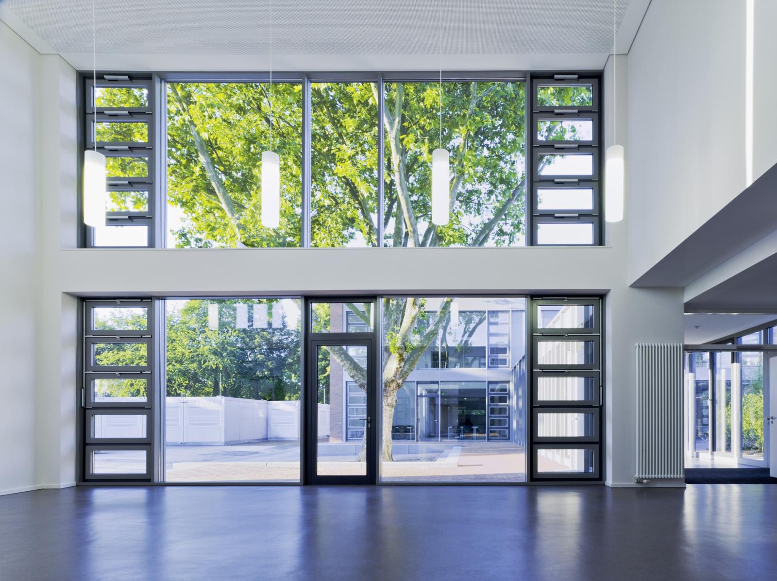 Sicht auf Schulhof und Altbau