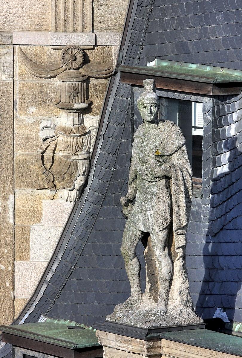 Skulptur an der Südseite des Palatiums