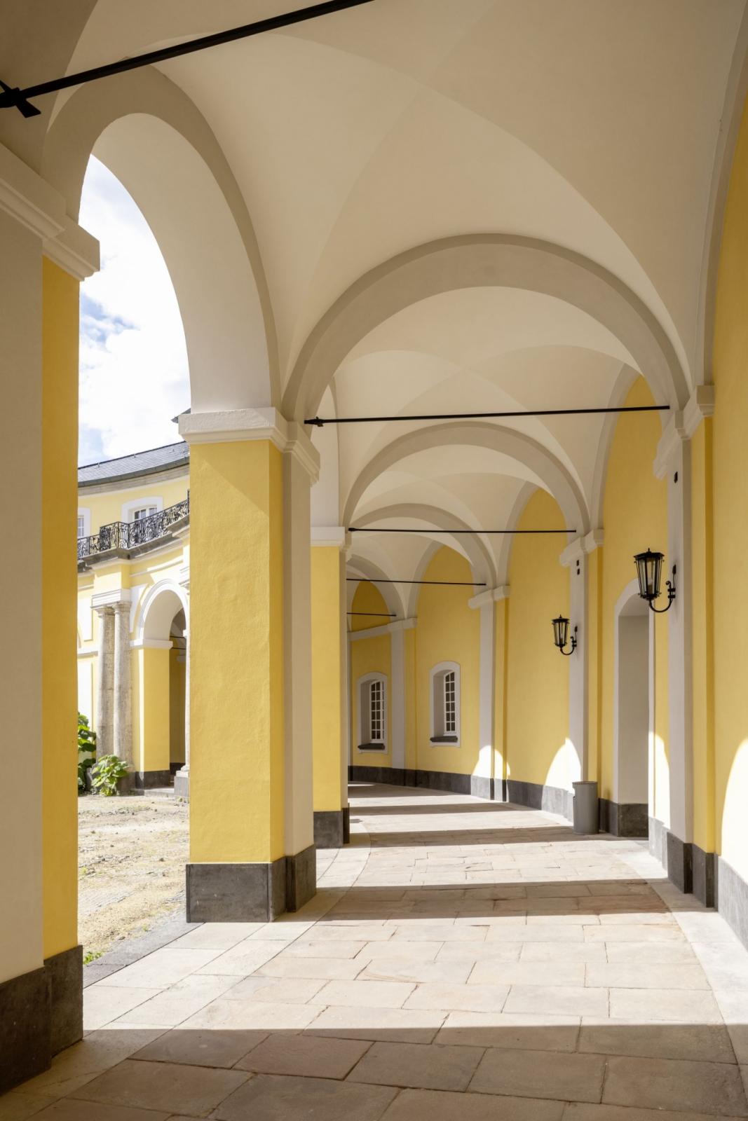 Blick in die Arkadengallerie im Innenhof, nach Sanierung