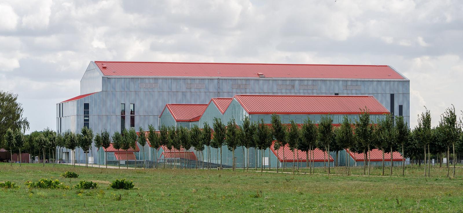seitliche Ansicht des Gebäudekomplexes