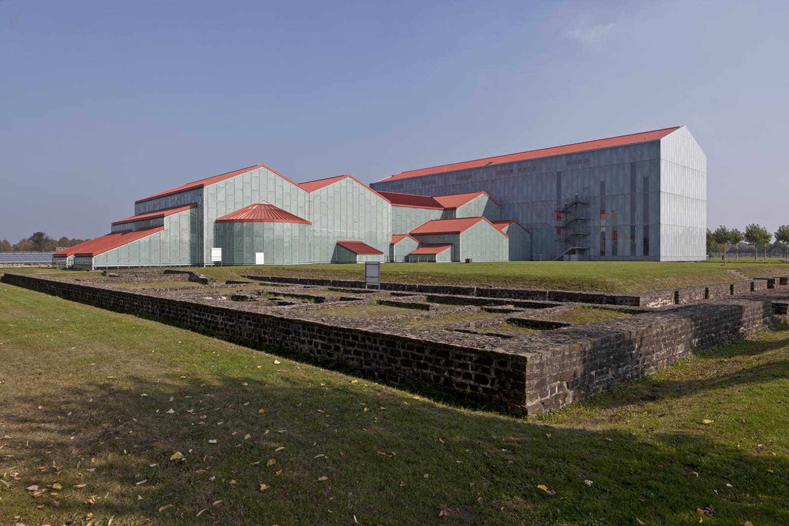 Rückansicht Museum und Thermenschutzbau