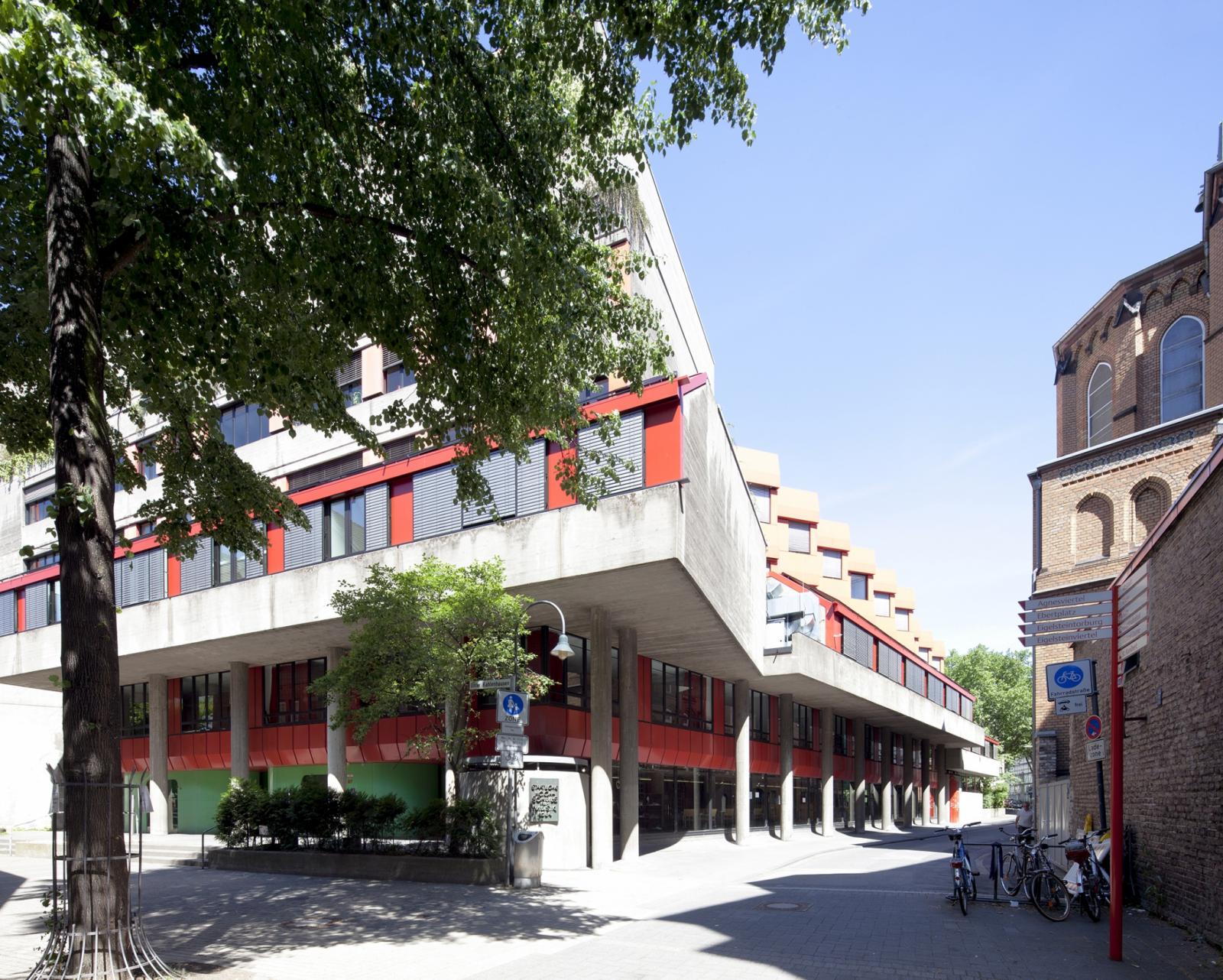 Hochschule für Musik und Tanz Köln, Straßenansicht mit Kolonnadengang