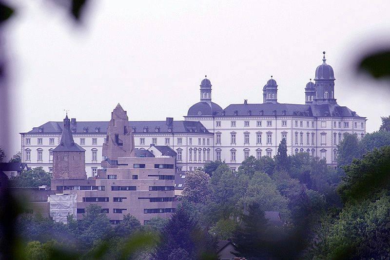 Schloss, davor das Rathaus Bensberg 
