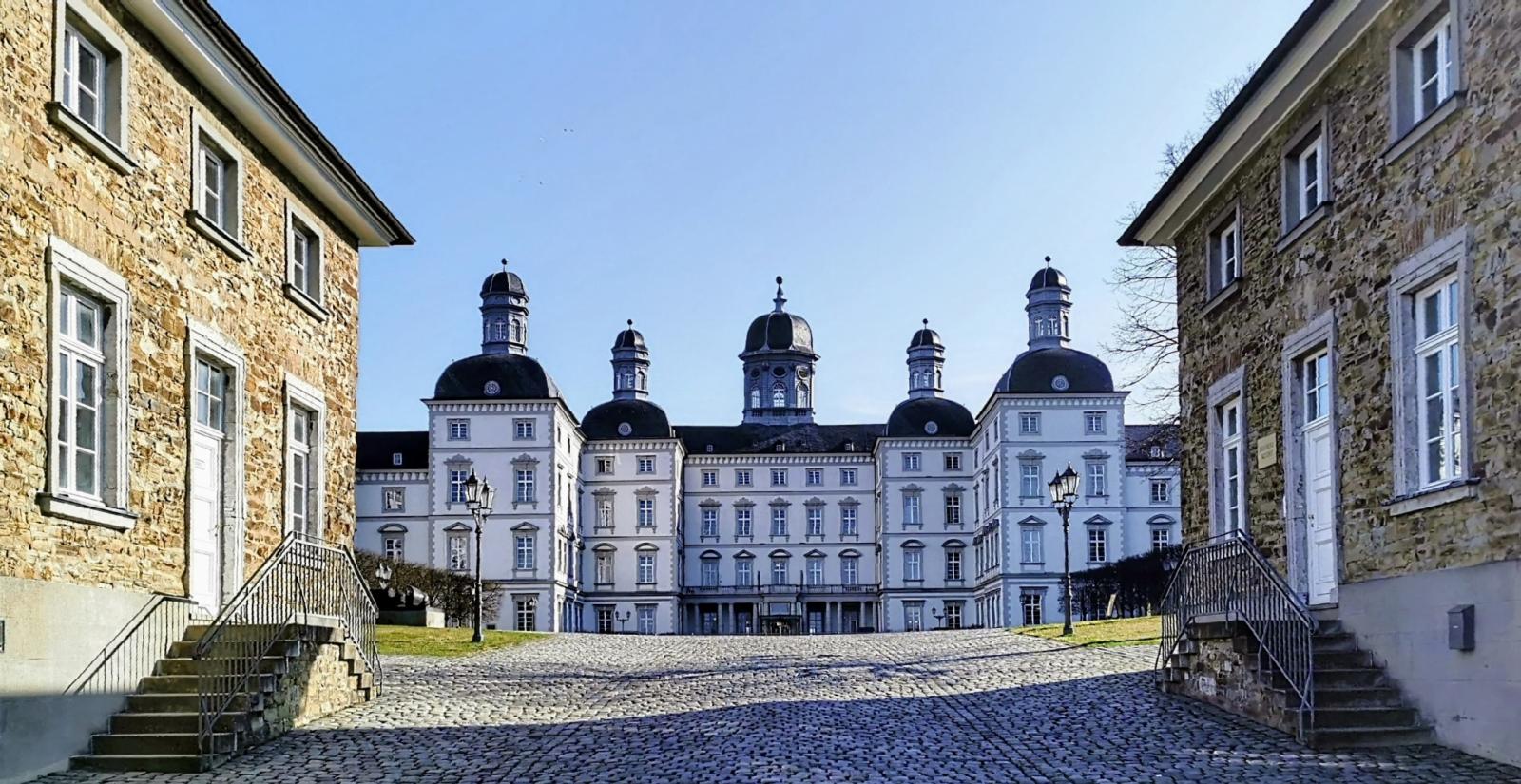Schloss Bensberg, Blick durch die Torbauten über den Ehrenhof