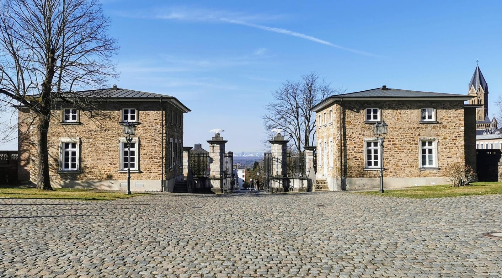 Blick vom Ehrenhof durch die Torbauten zum Kölner Dom