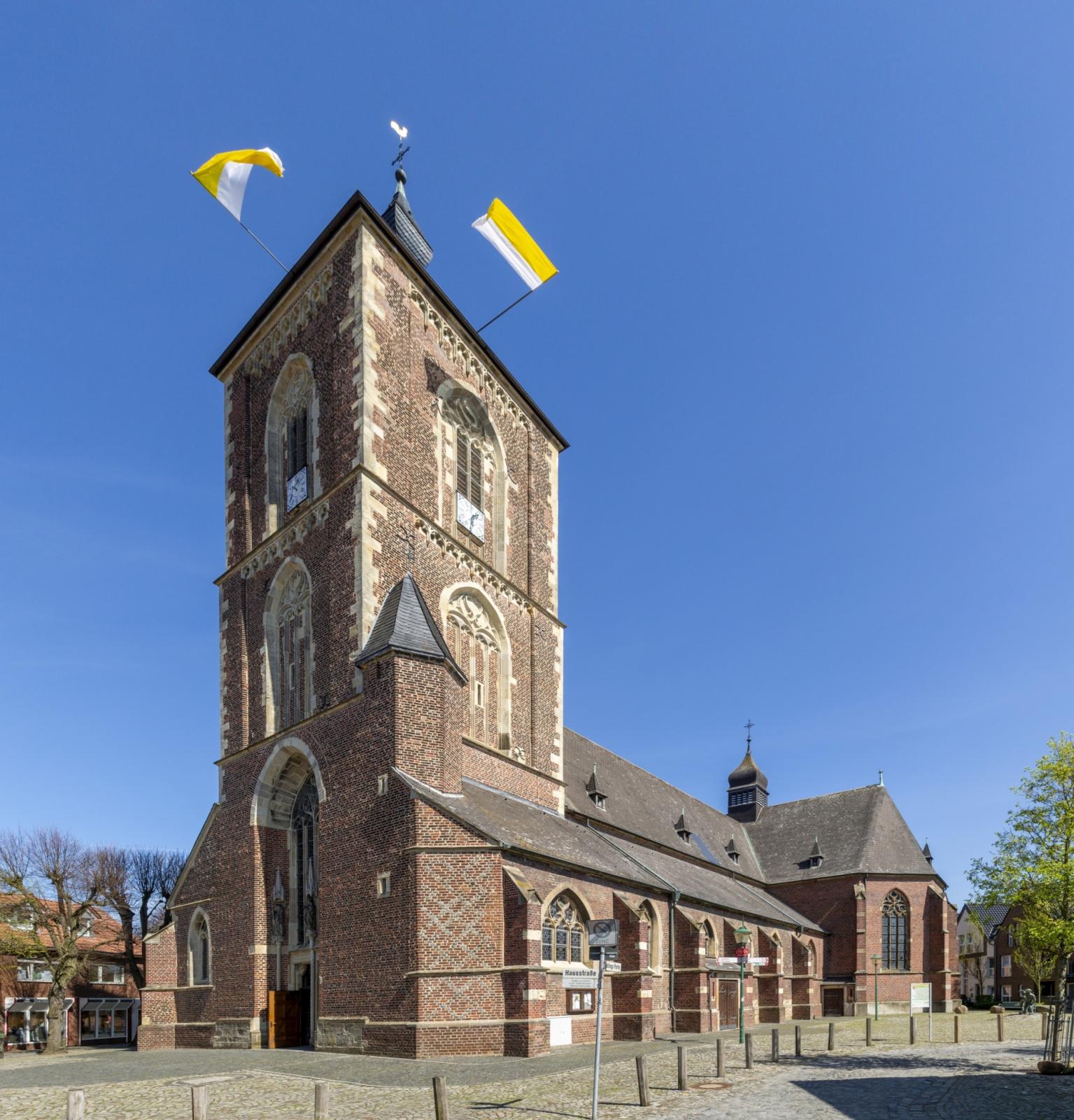Außenperspektive Kirchturm und Seitenschiff