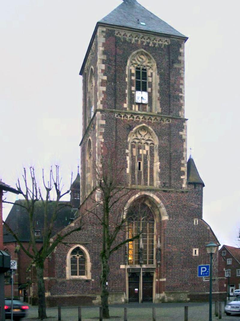 Detailansicht Portal und Kirchturm