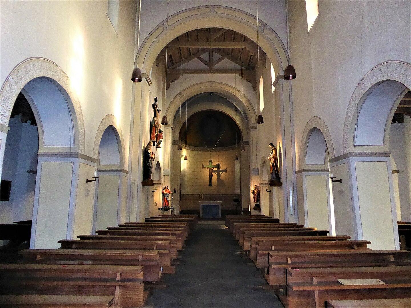 Kirchenraum mit Rechteckpfeilern der Arkaden des Mittelschiffs