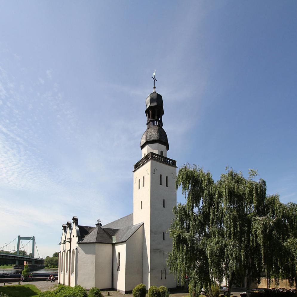 Außenperspektive Ostturm mit Ballustrade, Achteckgeschoss und Kuppeldach mit Schweifhaube