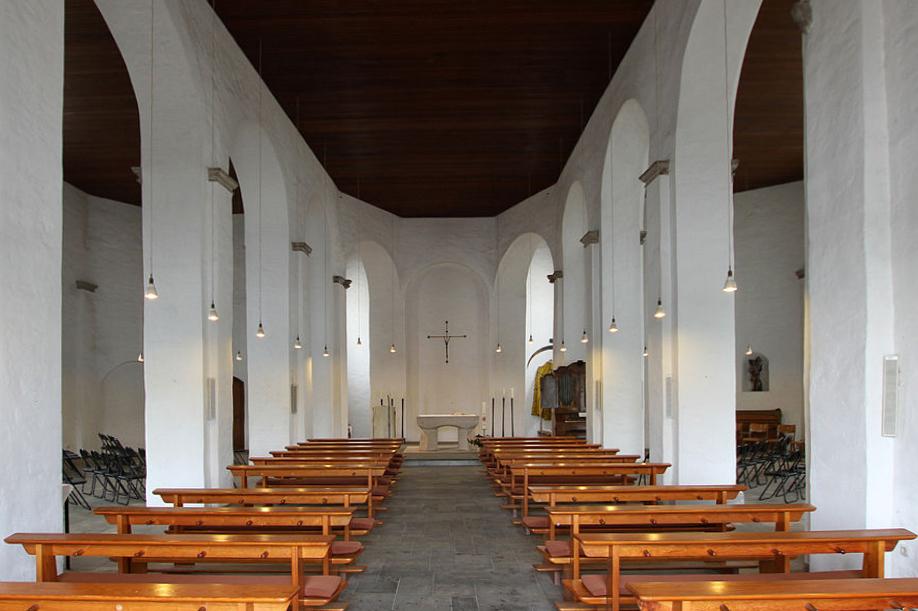 Kirchenraum mit flacher Holzbalkendecke, Rechteckpfeiler der Rundbogenarkaden des Mittelschiffs 