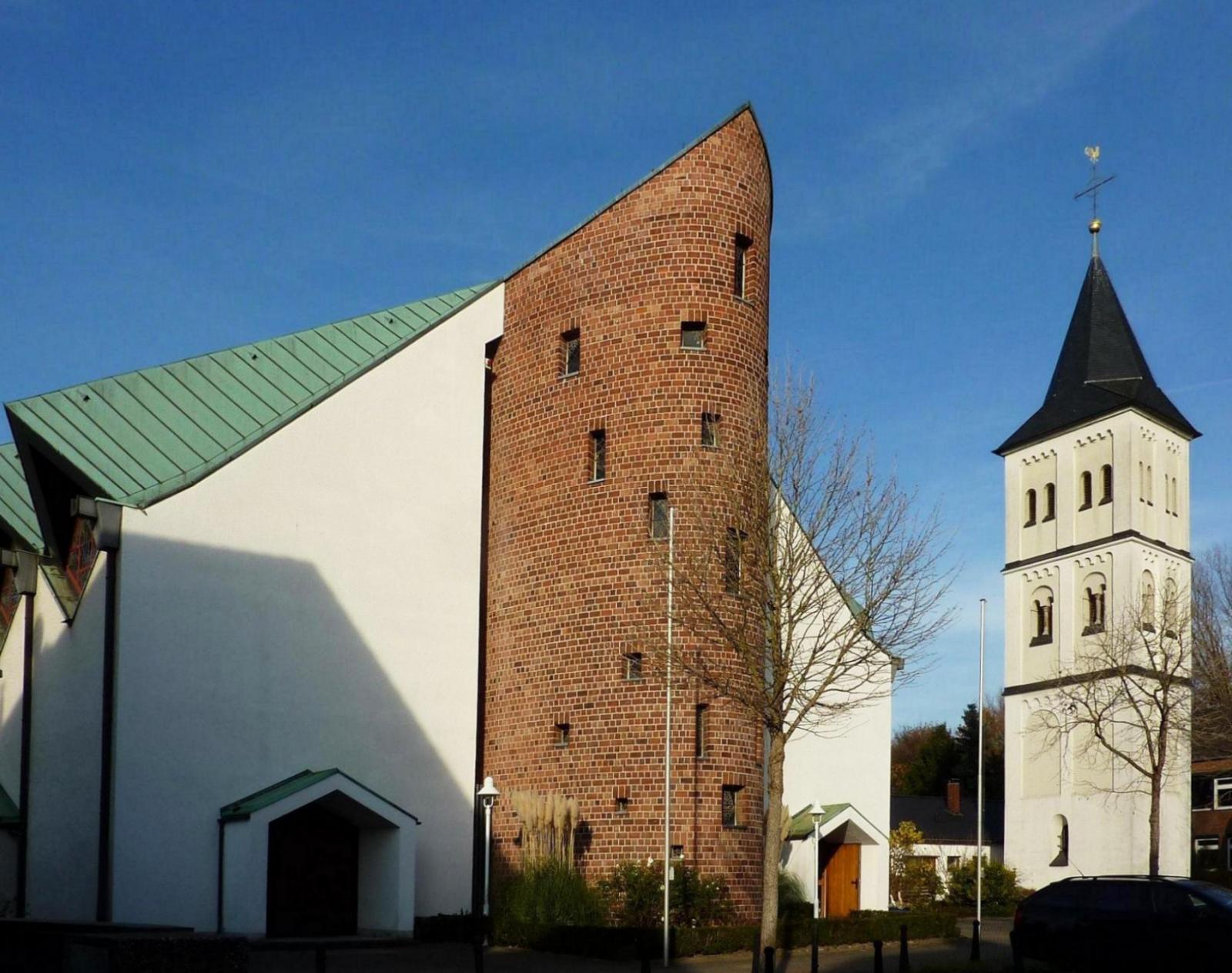 Moderner Kirchenneubau und romanischer Kirchturm der St.-Brictius-Kirche