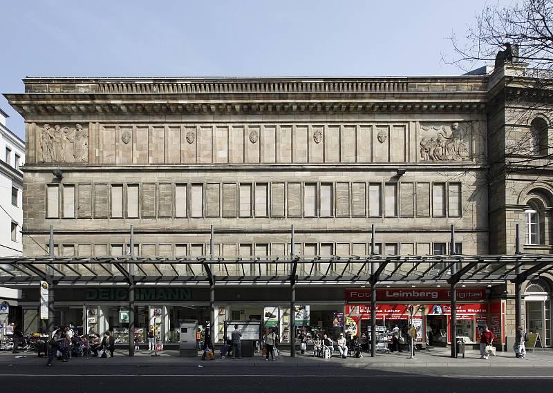 Straßenfront Turmhof